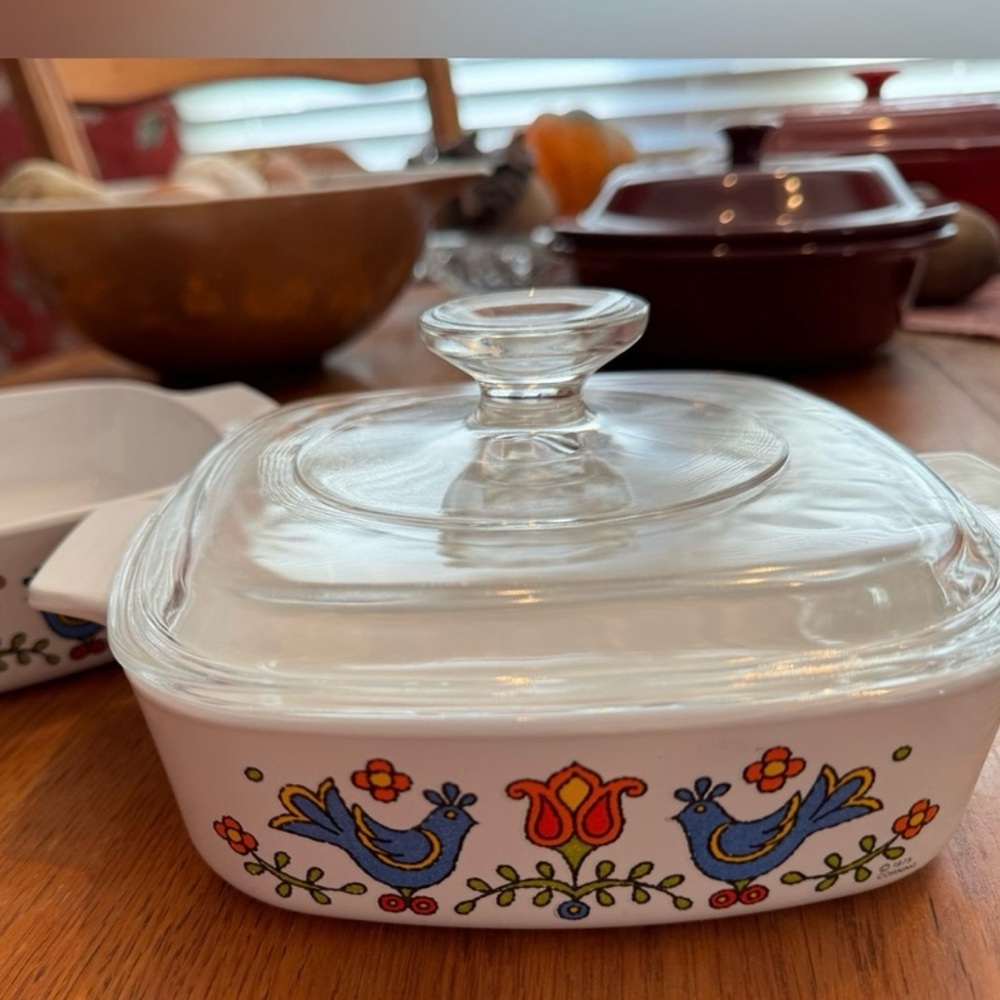 CORNINGWARE Country Festival casserole w LID